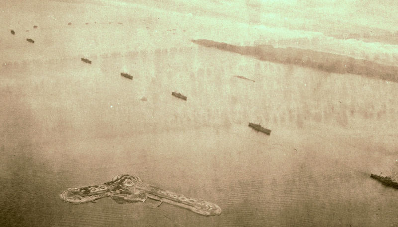 終戦後に撮影された連合軍艦隊と第二海堡